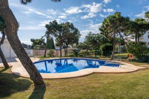 Басейн в 3 Bedroom House, 400m to the Beach, Near La Cala de Mijas або поблизу