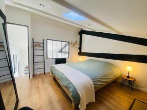 Säng eller sängar i ett rum på Magnifique duplex vue mer inoubliable Sanary Sur Mer