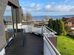 a balcony of a house with a view of the water at BEACH HOUSE II - Penthousewohnung in Bestlage mit sonniger Dachterrasse und top Meerblick in Harrislee