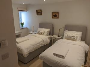 Ένα ή περισσότερα κρεβάτια σε δωμάτιο στο Darracott Farm Cottage