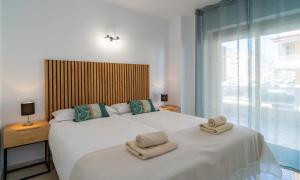 Postel nebo postele na pokoji v ubytování Sur Suites Victoria + 33 fotografií