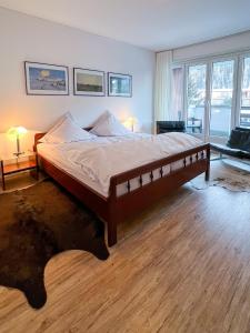 Postel nebo postele na pokoji v ubytování Designer Küche - Südbalkon - TG-Stellplatz - WLAN