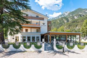 hotel z górami w tle w obiekcie HOTEL TRILAGO w mieście Trasaghis