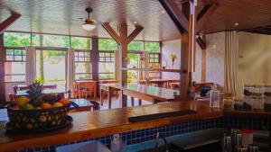 a kitchen with a bowl of fruit on a counter at WINNER BEACH HOTEL in Juréia