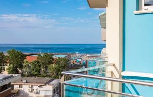 uma varanda com vista para o oceano em Hotel Tabor em Rimini