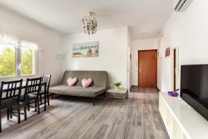 uma sala de estar com um sofá e uma televisão em Barca 3 New Lovely aprtment Near Beach em Barcelona