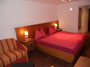 Postel nebo postele na pokoji v ubytování Cresta Hotel
