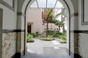 un arco que conduce a un patio en un edificio en Lucky Holidays en Roma