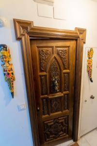 una puerta de madera en la esquina de una habitación en SUAY Apartments, en Sevilla