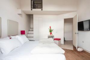 Un pat sau paturi într-o cameră la Micalò Art Rooms