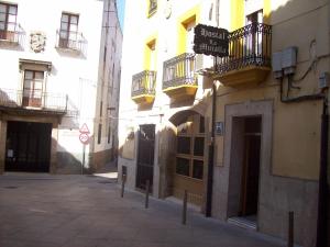 un callejón en una ciudad con un edificio en Hostal Muralla, en Plasencia