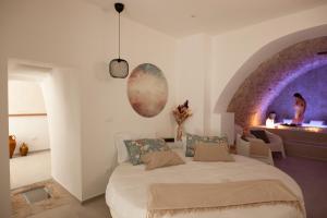 a bedroom with a large bed with a purple wall at Je T'aime Luxury Suite and Relax in Conversano