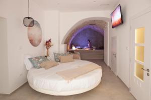 um quarto com uma grande cama branca num quarto em Je T'aime Luxury Suite and Relax em Conversano