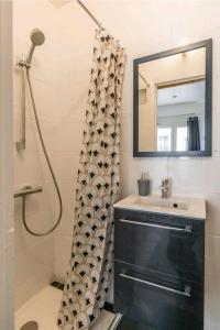 baño con lavabo y cortina de ducha en Studio Puteaux Paris-Defense by Servallgroup, en Puteaux