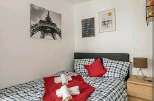 1 dormitorio con 1 cama con toallas y la torre Eiffel en Studio Puteaux Paris-Defense by Servallgroup, en Puteaux