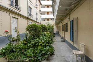 un pasillo vacío con plantas y una silla en un edificio en Studio Puteaux Paris-Defense by Servallgroup, en Puteaux