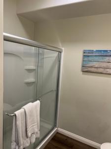奥兰治ASPIRE INN & SUITES Orange的带淋浴的浴室，配有玻璃淋浴间 更多12张照片