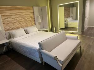 ASPIRE INN & SUITES Orange客房内的一张或多张床位