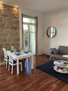 Χώρος καθιστικού στο Menton vue jardins Biovès spacieux 2 pièces 52m2 en hypercentre