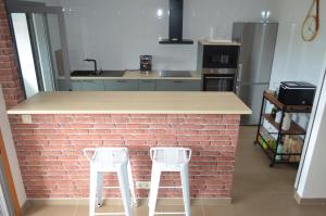 Kuchyň nebo kuchyňský kout v ubytování Dúplex con encanto en Ribadumia, incluye garaje + 14 fotografií