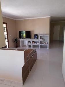 salon z kanapą i telewizorem w obiekcie Casa de praia Barra grande w mieście Maragogi