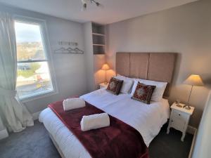 a bedroom with a large bed and a window at Park View Two-Bedroom Apartment in Bath