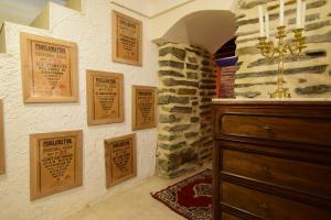 una stanza con un muro di pietra con alcuni segni sopra di Le repère, pour fan de sorcellerie ! a Pau