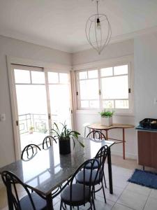a dining room with a table and chairs at Casa em bairro nobre, bem localizada, com suite. in Bento Gonçalves