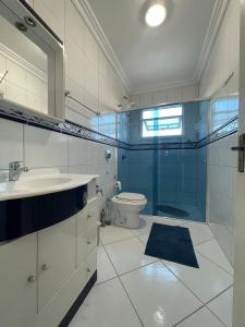 Et badeværelse på Casa em bairro nobre, bem localizada, com suite.