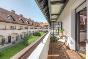 Apartment mit Balkon und Blick auf den Innenhof in der Unterkunft Apartments Fine Ziherlova in Ljubljana