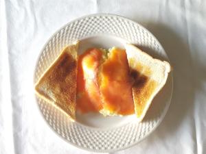 アビモアにあるCarn Mhor Bed and Breakfastの白皿(パン一枚、ジャムとチーズ)