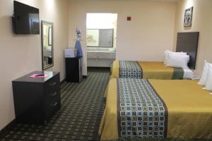 um quarto de hotel com duas camas e um lavatório em Homegate Inn & Suites West Memphis em West Memphis