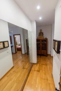 sala de estar con puerta de cristal y suelo de madera en SUAY Apartments, en Sevilla