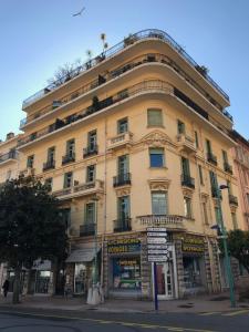 Το κτήριο όπου στεγάζεται  το διαμέρισμα +12 φωτογραφίες