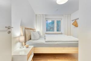 诺德奈AchterHuus的一间卧室，里面有一张床和一扇窗户。