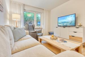 诺德奈AchterHuus的客厅里有一张沙发和一台电视