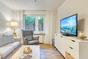 诺德奈AchterHuus的配有大屏幕平板电视的客厅