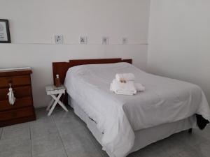 1 dormitorio con 1 cama y 2 toallas blancas en ETXEA Alojamiento en Deán Funes