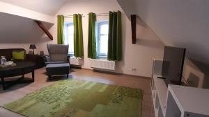 sala de estar con sofá, mesa y TV en großes Apartment mit Garten - 4 km bis zum Strand en Senftenberg