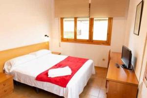 Un pat sau paturi într-o cameră la Hostal Legaz