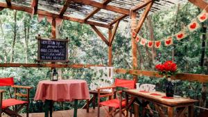 a room with a table and chairs and a sign at Glamping con sentido in Subachoque