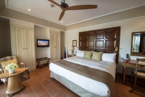 
a hotel room with a bed, table, and a television at Caleia Mar Menor Golf & Spa Resort in Torre-Pacheco
