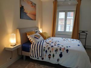 1 dormitorio con cama y ventana en le Home Sweet Home d'Alice!!! à la Villa Alice Roger, en Dunkerque