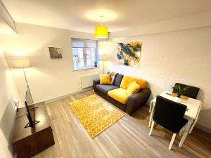 אזור ישיבה ב-Bright & Cosy One Bedroom Apartment - Perfect base in Bishop's Stortford