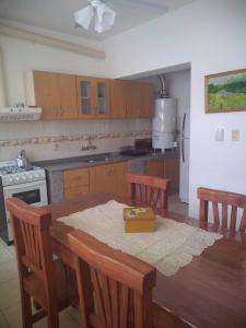 una cocina con una mesa con una caja. en LF Departamentos en Córdoba