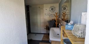 ein Badezimmer mit einem Waschbecken und einer Badewanne in der Unterkunft Ferienwohnung Walter Gluche in Pittenhart