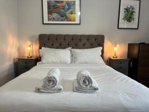 En eller flere senger på et rom på London Luxury Holiday Home B