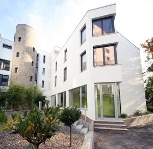 uma casa branca com duas torres em Hotel Ullrich em Elfershausen