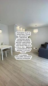 una sala de estar con una pared con palabras. en Flat4You II, en Poznan