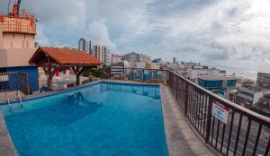 una piscina en la azotea de un edificio en Hotel Golden Park Salvador, en Salvador